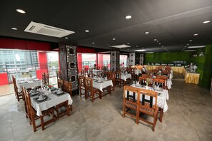 Se sirven desayunos, almuerzos y cenas; cocina local e internacional