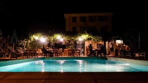 Seasonal outdoor pool, open 8:00 AM to 8:00 PM, pool loungers - Hotel Mare E Monti (Feliceto)