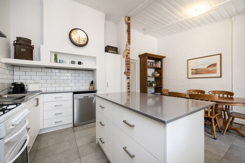 Central Fremantle two bedroom historic cottage