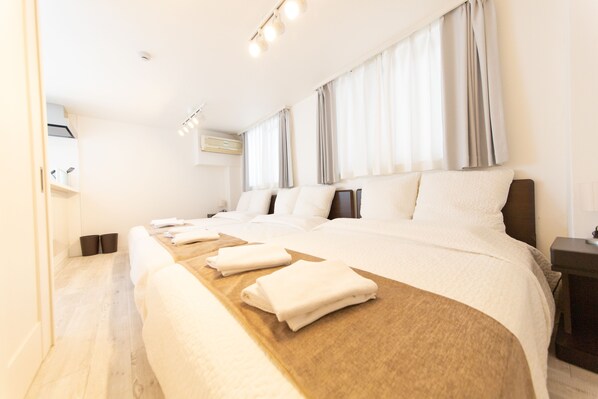 Desk, laptop workspace, blackout curtains, free WiFi - Grandouce Umeda-Minami (Osaka)