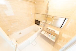 Lejlighed - 3 soveværelser | Badeværelse | Separat badekar og bruser, gratis toiletartikler, hårtørrer, hjemmesko