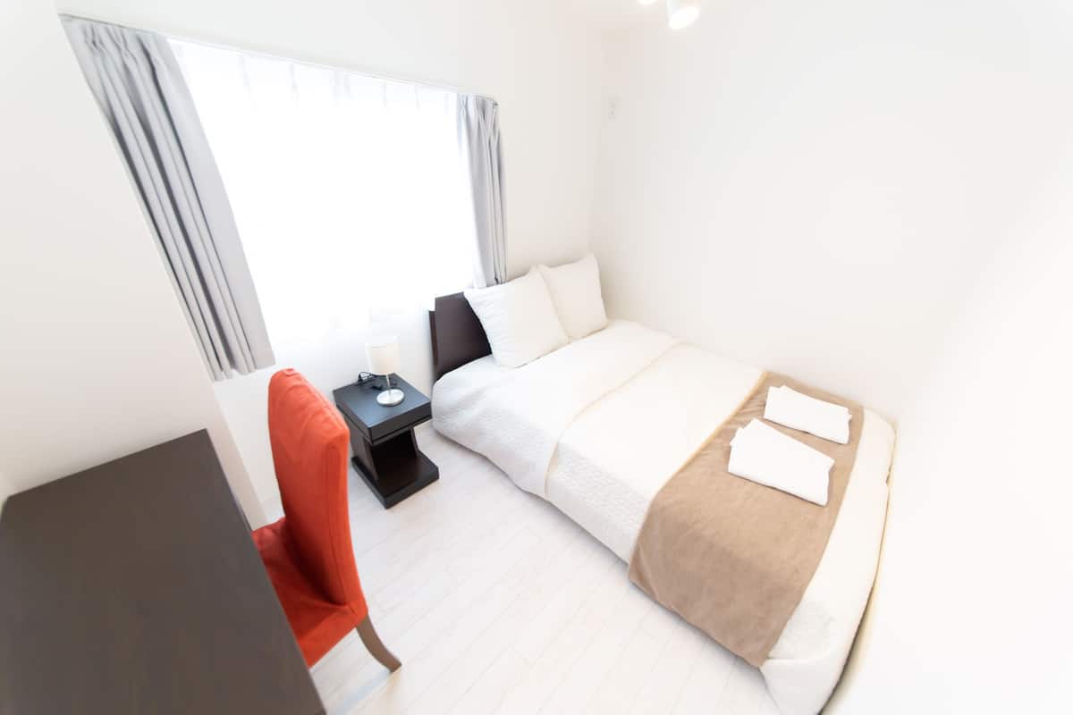 3 bedrooms, desk, laptop workspace, blackout curtains
