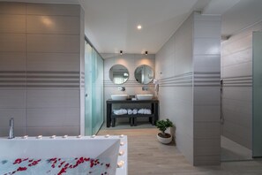Bathroom | Free toiletries, hair dryer, towels - Imperial Palace Hotel (Rethymno)