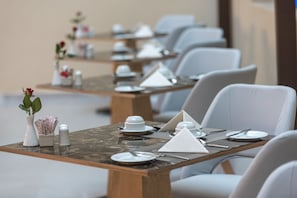 Petit déjeuner, déjeuner et dîner servis sur place