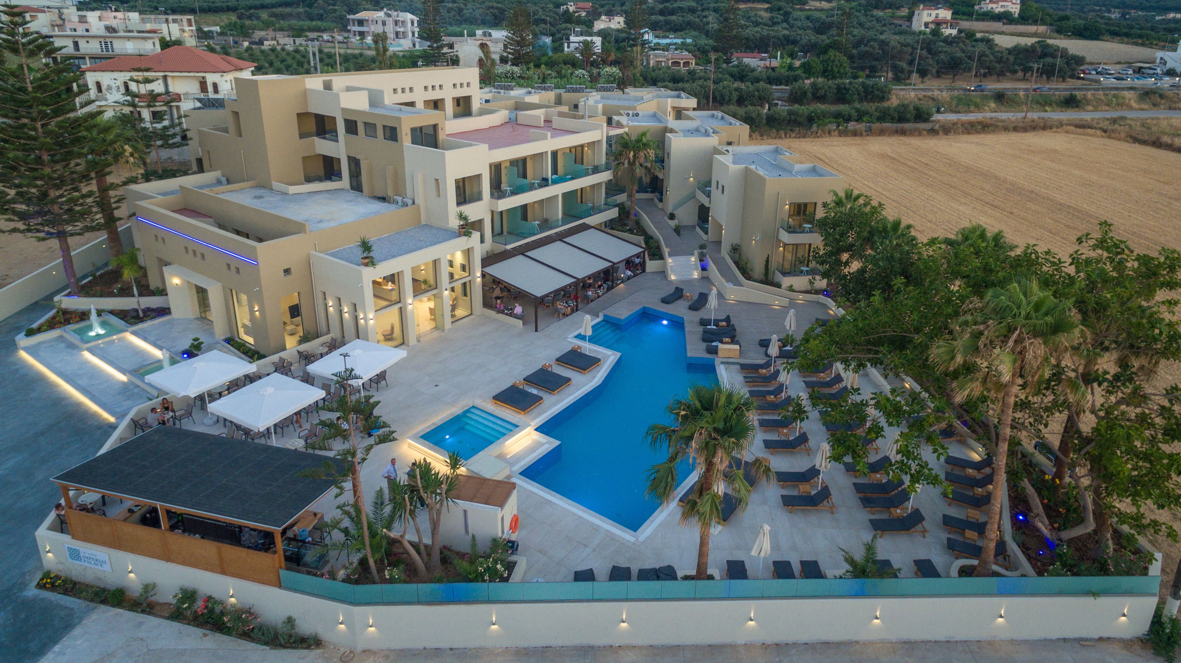 Un resort con piscina, mobiliario exterior y vistas del paisaje circundante.