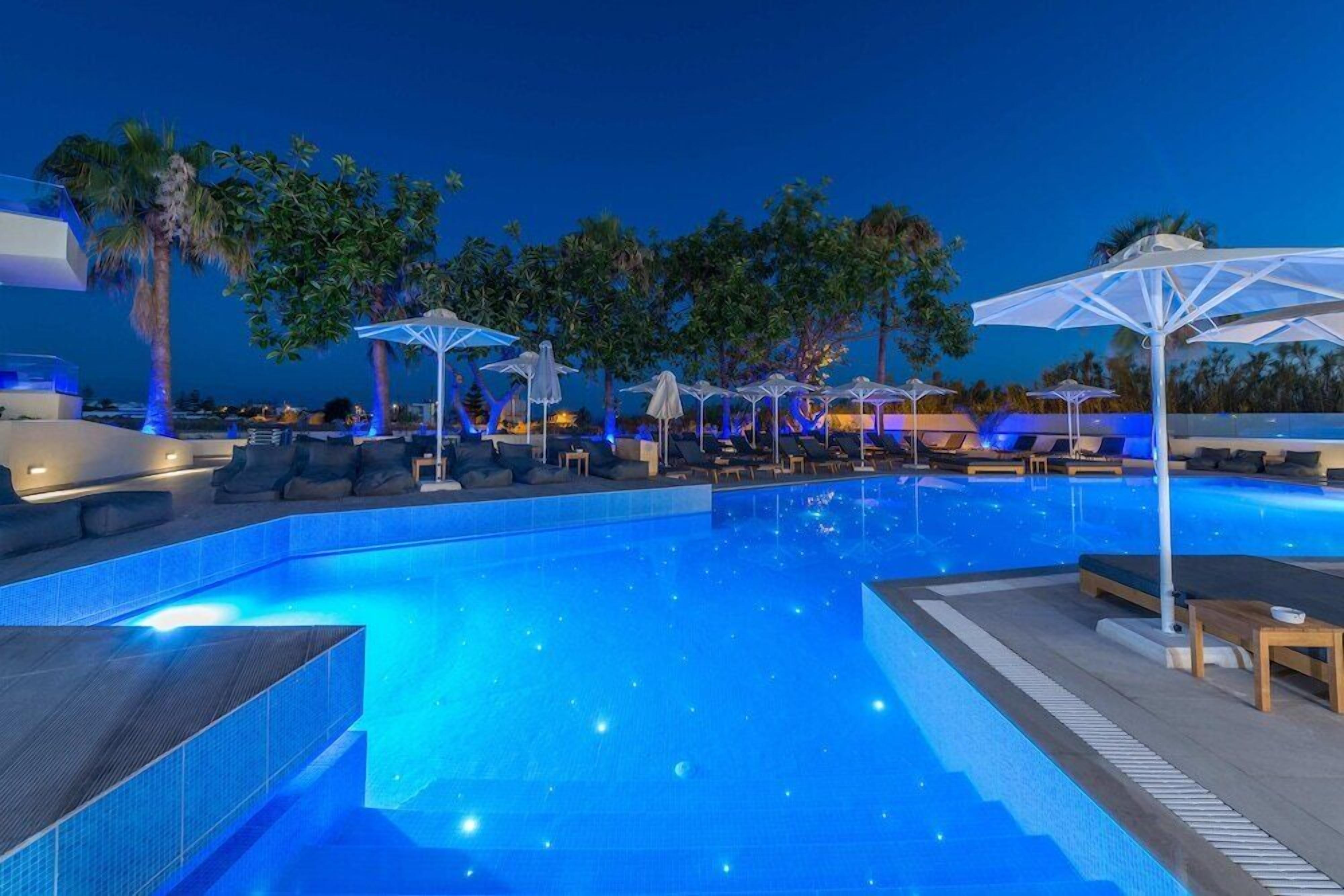 Outdoor pool, pool umbrellas, sun loungers