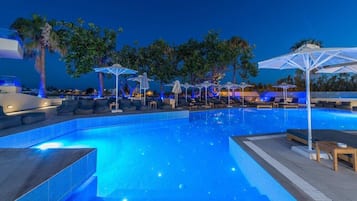 Piscina externa, guarda-sóis, espreguiçadeiras