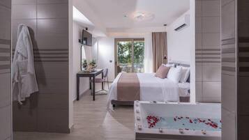 Caja de seguridad en la habitación y cortinas blackout