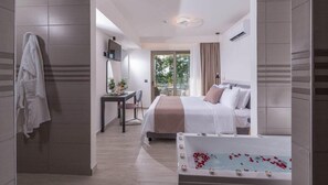 Caja de seguridad en la habitación y cortinas blackout