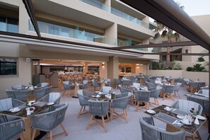 Breakfast, lunch and dinner served