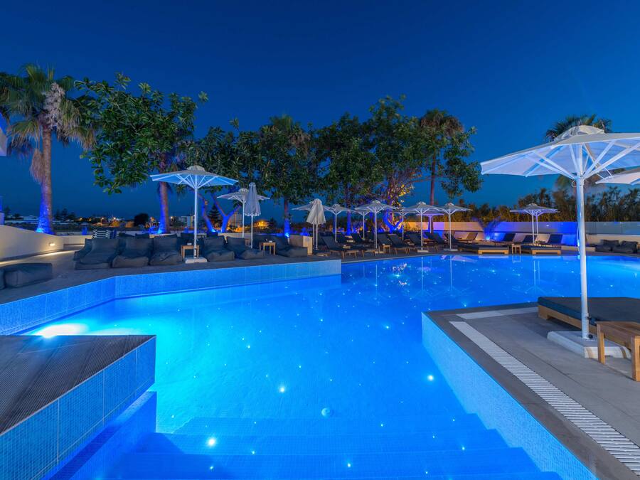 Piscina a l'aire lliure, para-sols i gandules