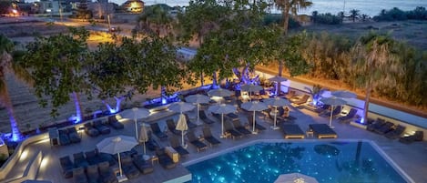 Outdoor pool, pool umbrellas, sun loungers