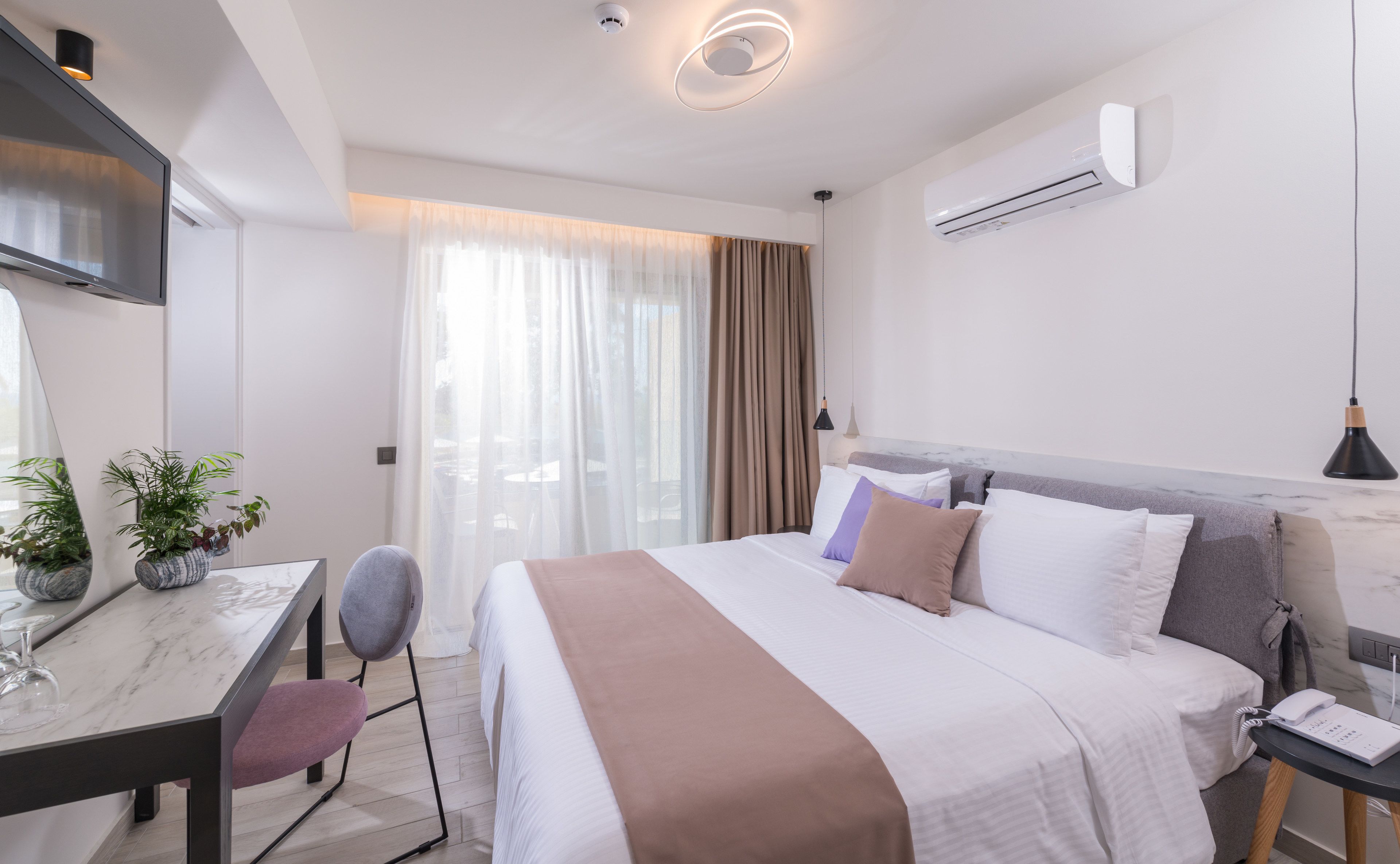 Sviitti | Tallelokero huoneessa, pimennysverhot, äänieristys, ilmainen Wi-Fi