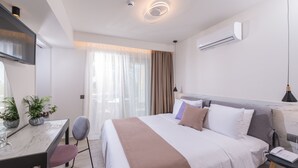 Suite | In-room safe, blackout drapes, soundproofing, WiFi (free)
