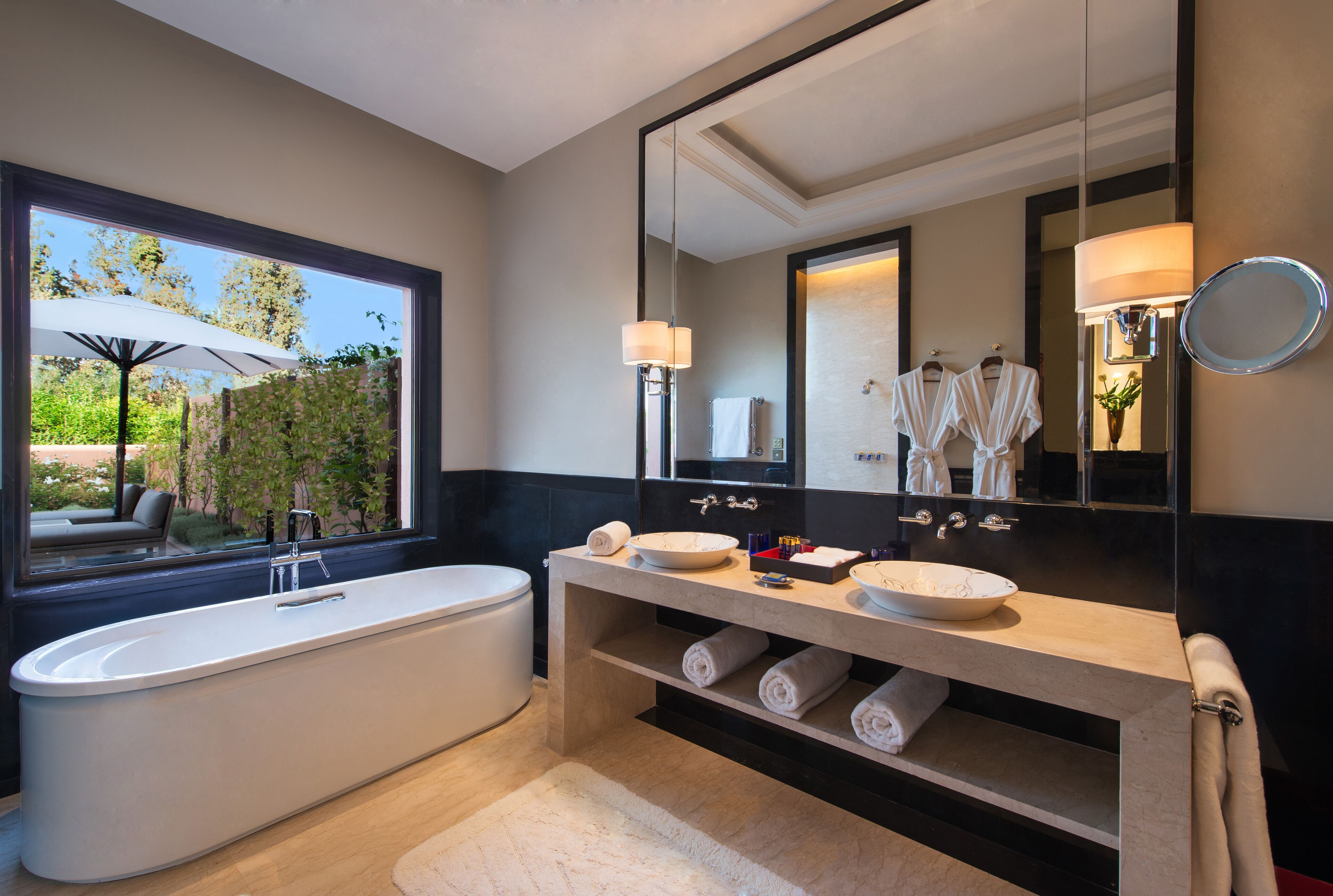 Baignoire et douche séparées, articles de toilette (gratuits)