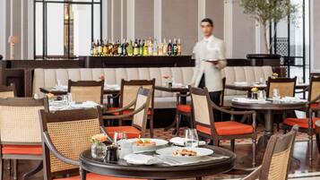 3 restaurants; breakfast, lunch, and dinner served