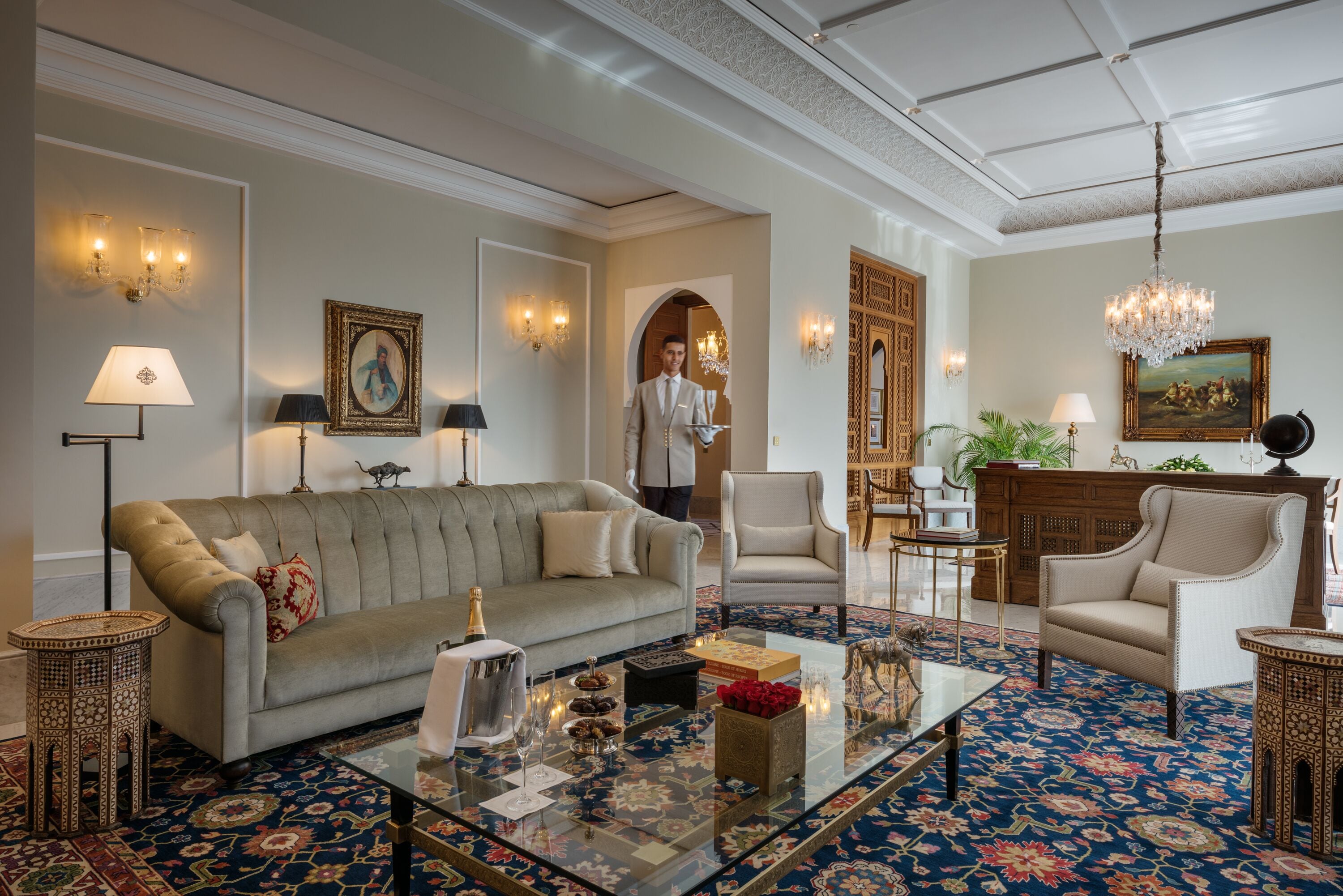 Un salón comedor bien amoblado, con sofá, sillones, una mesa de centro y objetos decorativos.