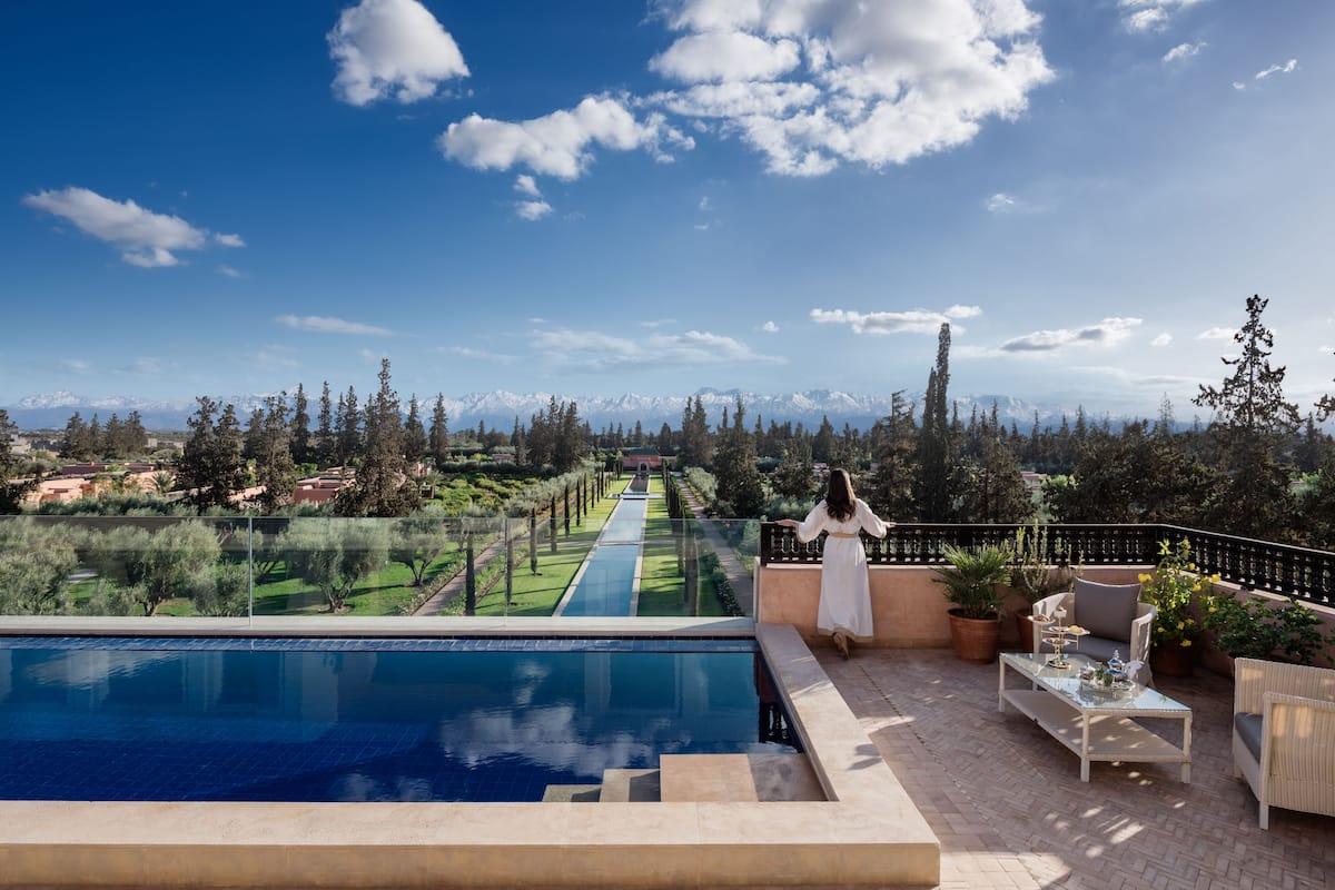 Ein Poolbereich mit Bergblick und Garten.