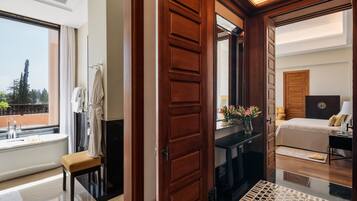 Chambre Deluxe, 1 trĂšs grand lit, terrasse | Ăquipements de salle de bain | Baignoire et douche sĂ©parĂ©es, articles de toilette gratuits