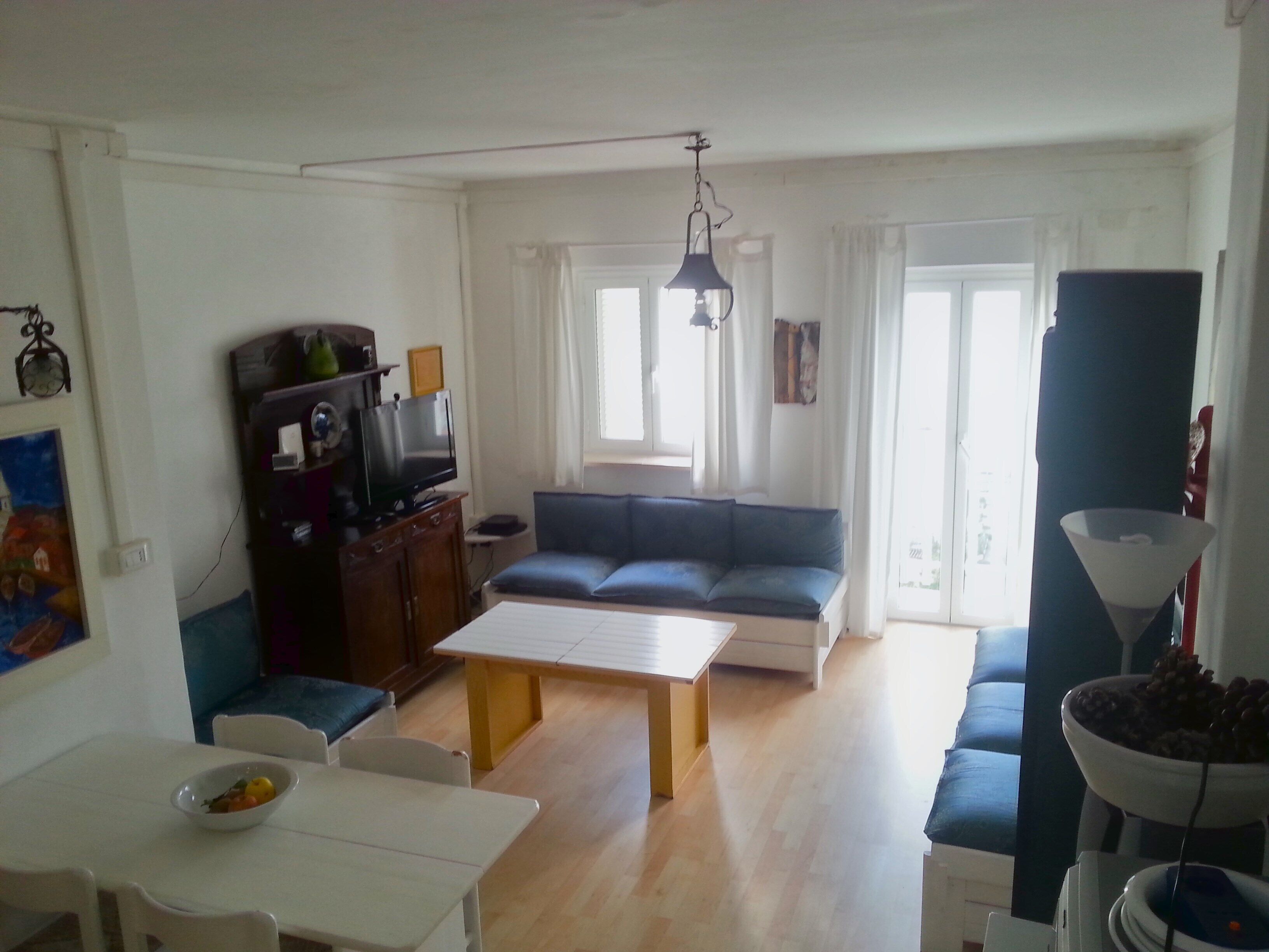 Apartamento, 2 habitaciones | Zona de estar | Una televisión