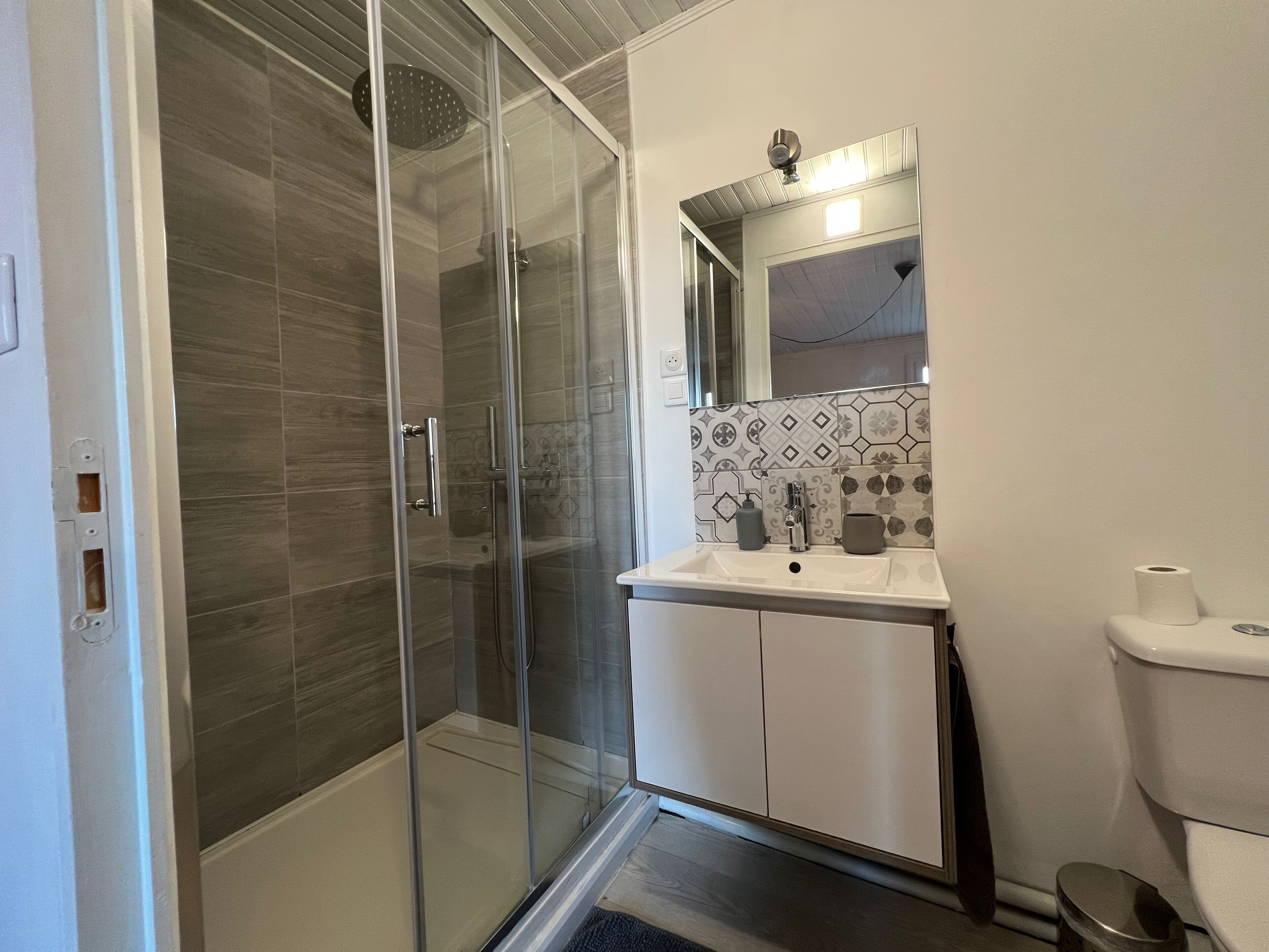 Tweepersoonskamer, terras (Fer Fervadou) | Badkamer | Een douche, een haardroger, handdoeken, zeep