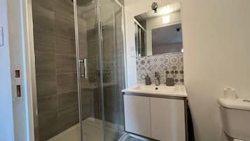 Tweepersoonskamer, terras (Fer Fervadou) | Badkamer | Een douche, een haardroger, handdoeken, zeep