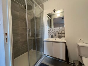Kamar Double, teras (Fer Fervadou) | Kamar mandi | Shower, pengering rambut, handuk, dan sabun