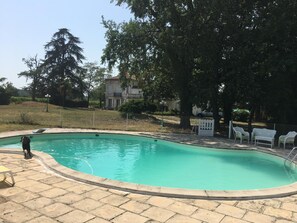 季节性开放的室外游泳池，10:00 至 19:00 开放，日光浴躺椅