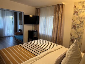 Comfort Double Room | Minibar, in-room safe, desk, laptop workspace - Hotel Schick (Oberursel)
