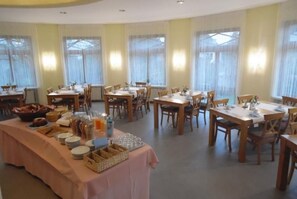 Free daily buffet breakfast - Hotel Schick (Oberursel)