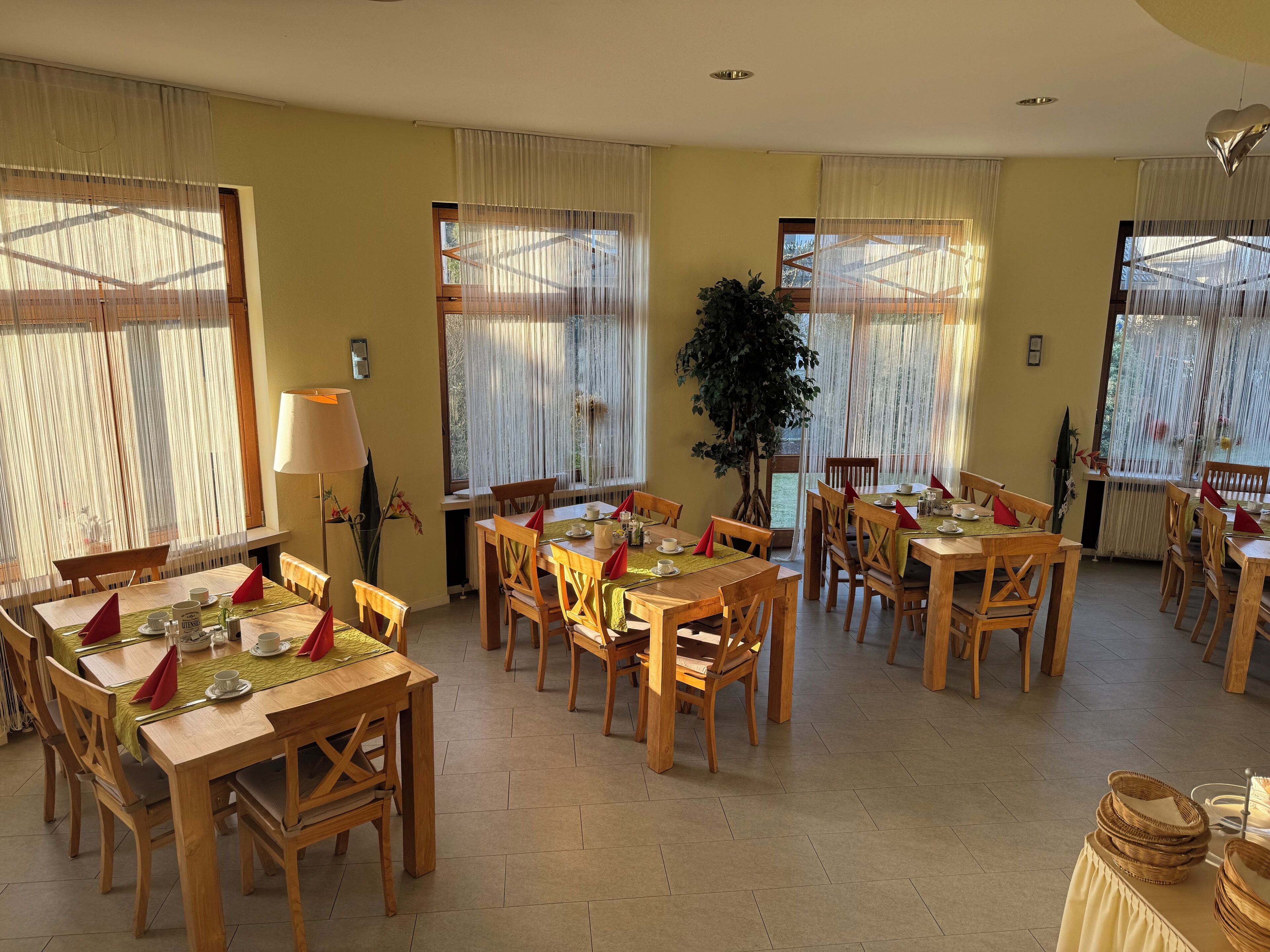 含每日吃到飽早餐