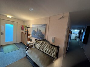 43-inch flat-screen TV with cable channels, offices - Hotel Schick (Oberursel)
