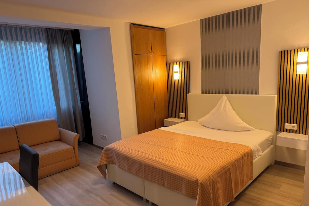 Minibar, két bảo mật tại phòng, bàn