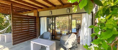 Estudio | Caja de seguridad en la habitación y ropa de cama