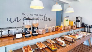 Un buffet de petit-déjeuner proposant un assortiment de viennoiseries, de sandwichs et de boissons.