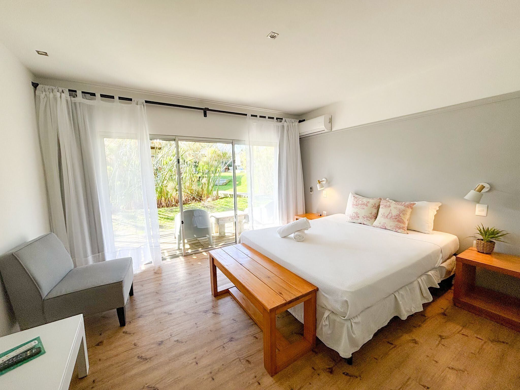 Caja de seguridad en la habitación y ropa de cama 