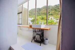 Szoba kétszemélyes ággyal, kilátással a hegyre | Fürdőszobai mosdókagyló