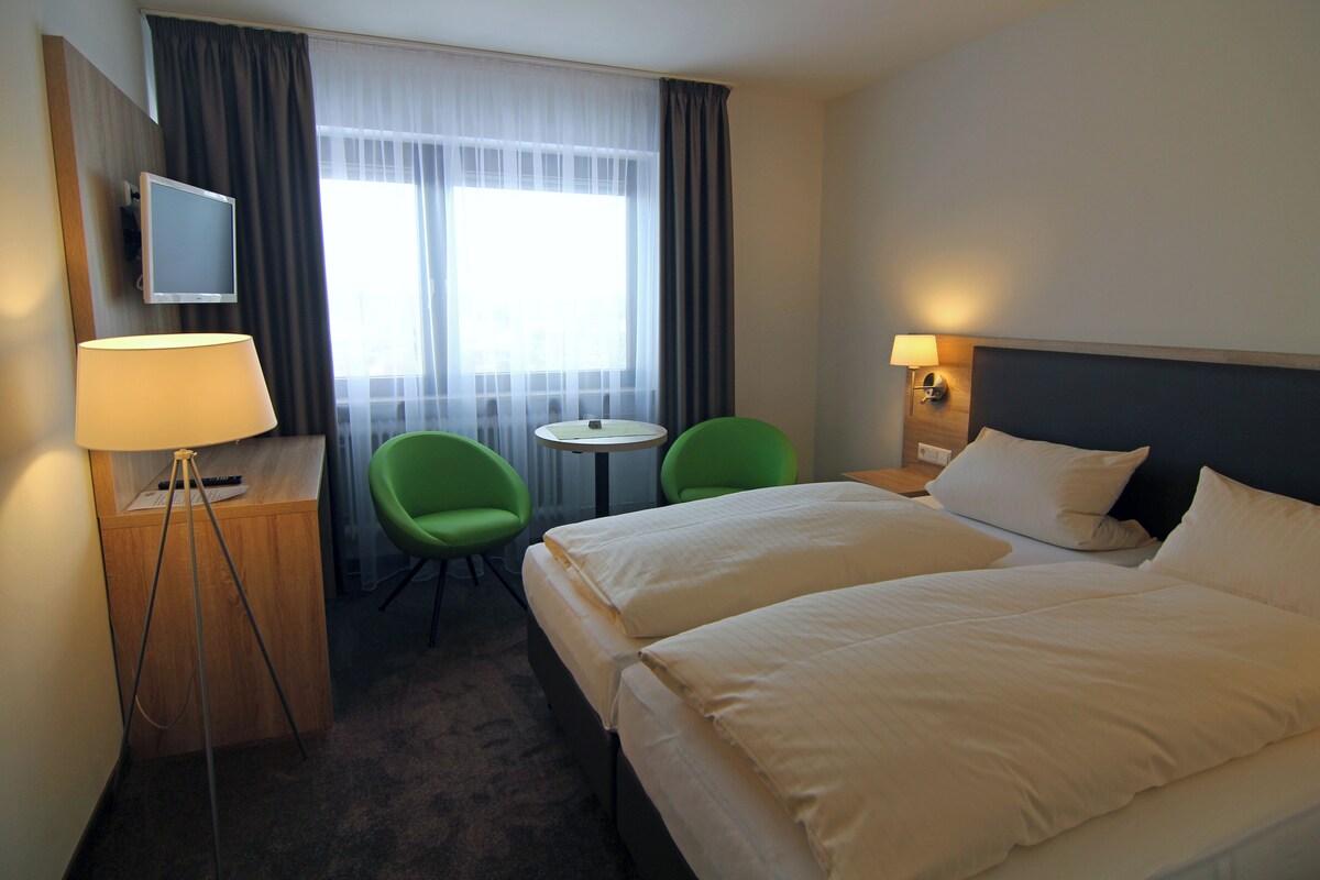 Business Double or Twin Room, Non Smoking, Garden View | Meja, Wi-fi percuma, cadar katil 