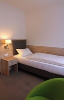 Quarto solteiro empresarial | Escrivaninha, Wi-Fi de cortesia, roupa de cama