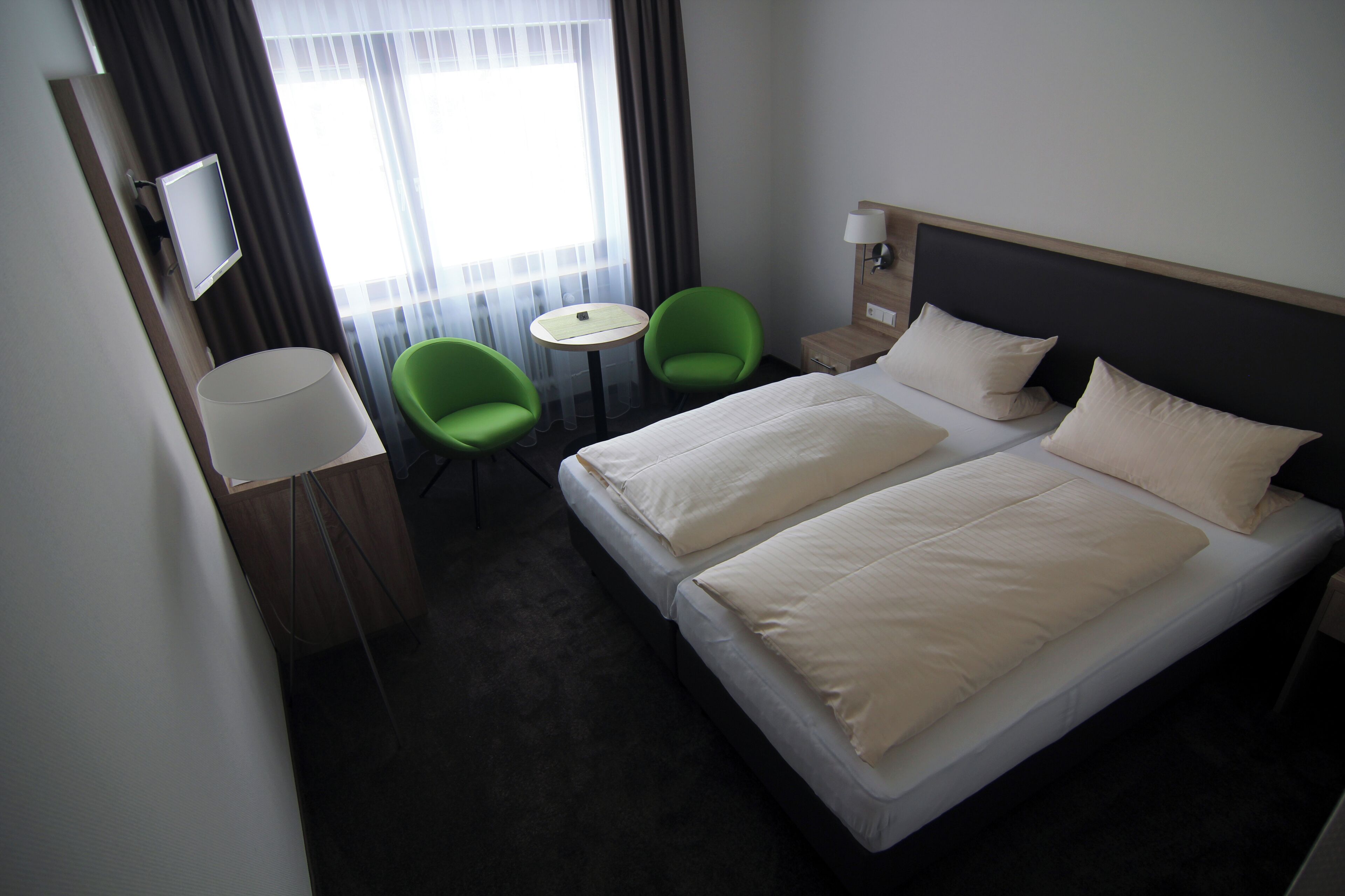 Habitación empresarial - 1 cama matrimonial o 2 individuales, para no fumadores, vista al jardín