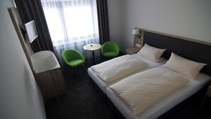 Business kamer, 1 twee- of 2 eenpersoonsbedden, niet-roken, uitzicht op tuin | Een bureau, gratis wifi, beddengoed