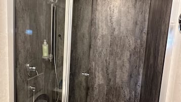Business-Einzelzimmer | Badezimmer | Dusche, Haartrockner, Handtücher