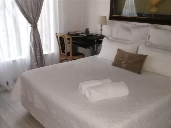 Double Room | In-room safe, individually decorated, individually furnished, desk - Lapeng Home Away from Home (Maseru)
