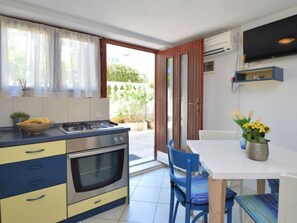 Fridge, oven, cookware/dishes/utensils