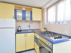 Kühlschrank, Ofen, Kochgeschirr/Geschirr/Besteck