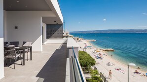 A balcony with a view of a beach and sea. - Villa Four Brothers Penthouse Suite (Podstrana)