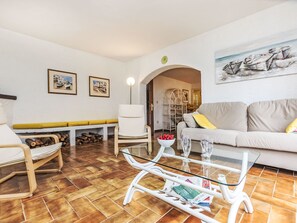 Een televisie, een open haard en een dvd-speler