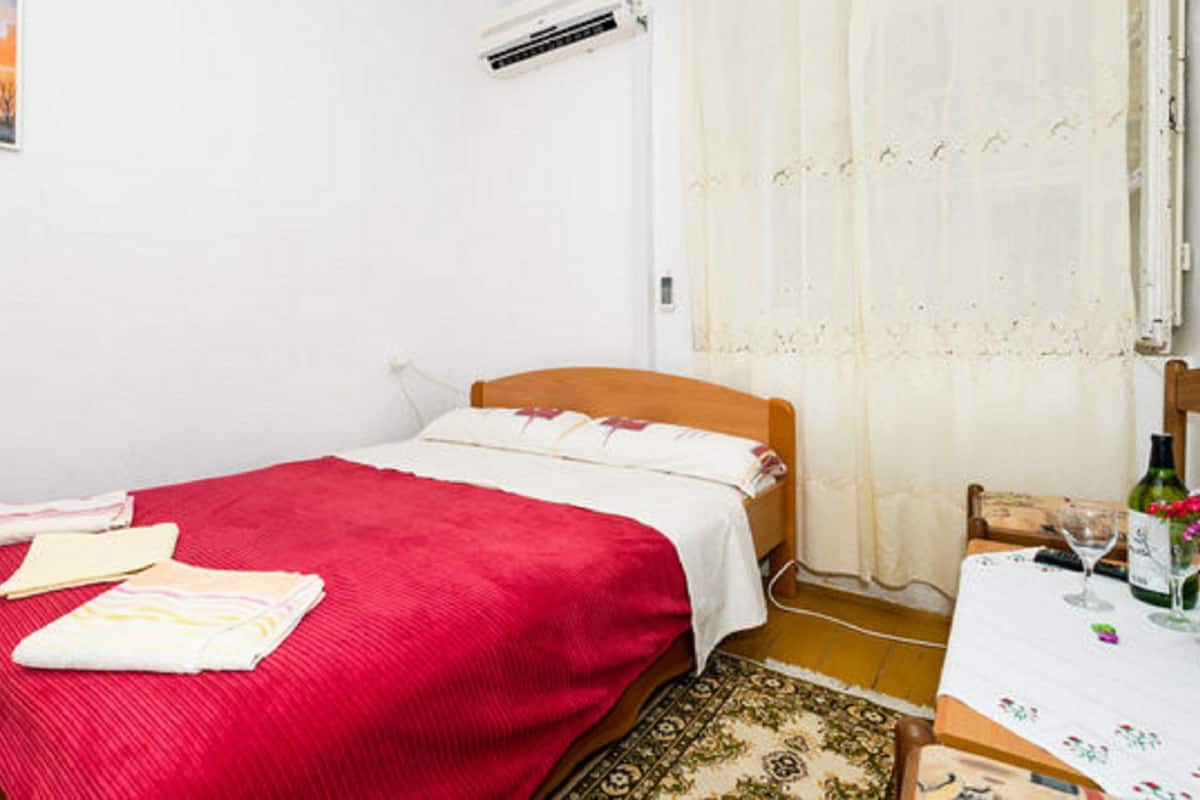 Studio | WiFi (free), bed sheets
