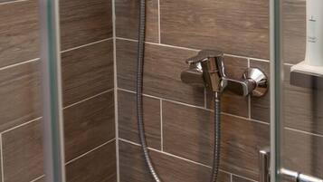 Doppelzimmer, Balkon, Bergblick | Dusche im Bad