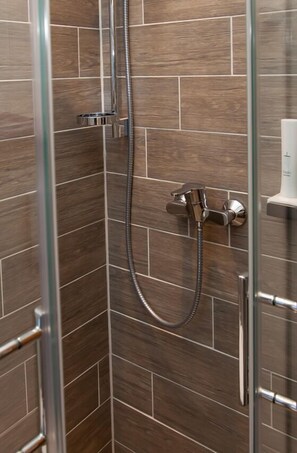 Double Room, Balcony, Mountain View | Bathroom shower - Pension Bavaria (Mittenwald)